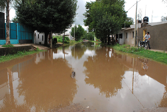 Mientras se aguardan las obras, el agua sigue despertando quejas