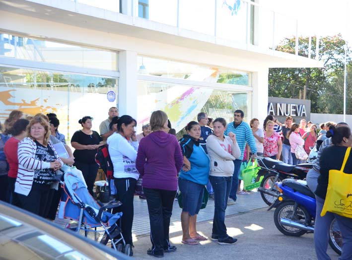 “Preferimos regalarle leche a la  gente y no a los hipermercados”