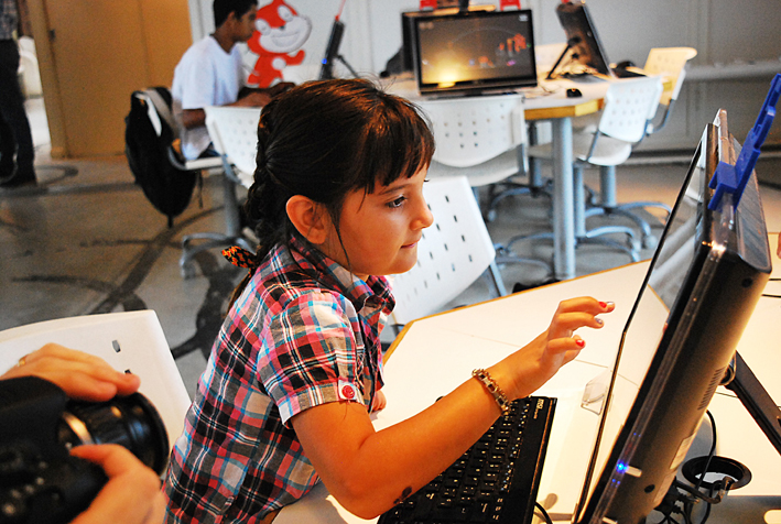 Una niña de 7 años recibió en la Tecnoteca una manito ortopédica