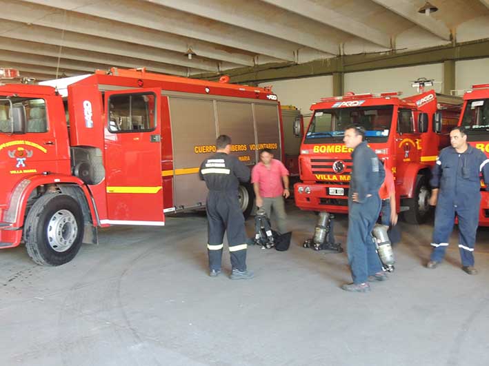 Bomberos sofocaron un incendio y trasladaron a un herido al Hospital