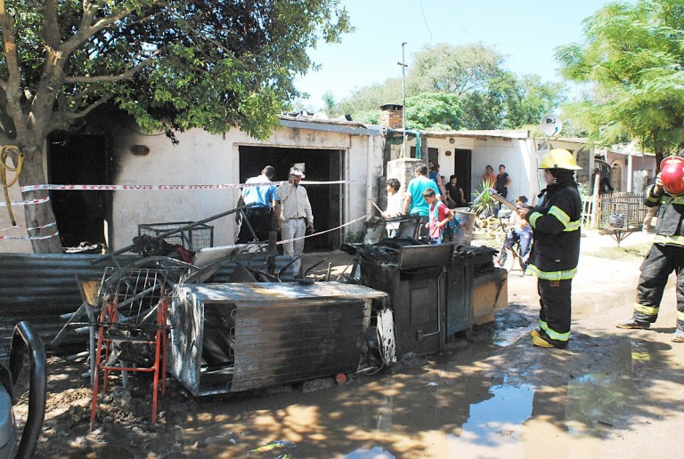 El fuego les destruyó toda la casa