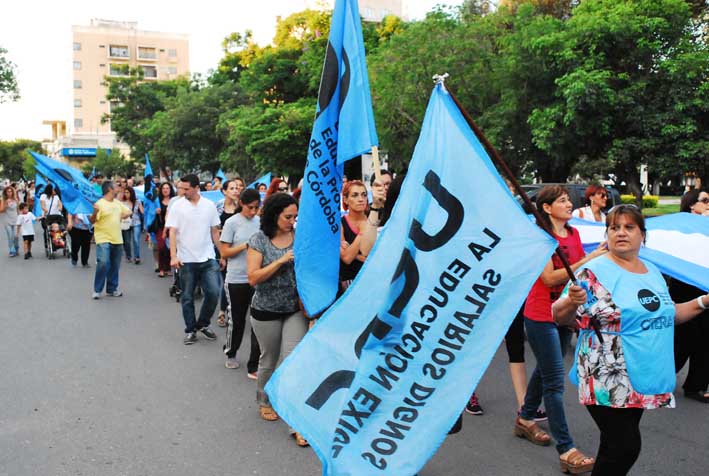 Docentes en contra de la oferta oficial