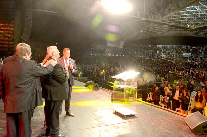 Multitudinaria vigilia de cristianos en el Anfiteatro