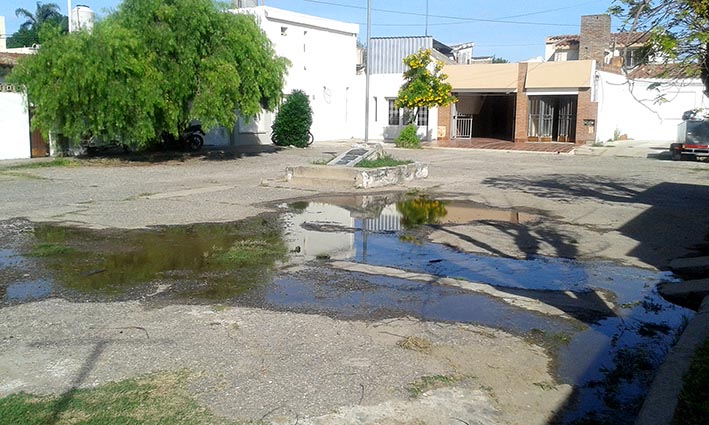 En el pasaje Almafuerte, vecinos tienen que convivir con el agua