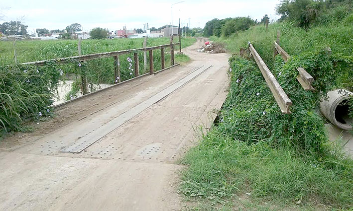 Advierten peligro por un puente roto