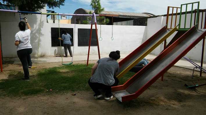 Jóvenes rotarios colaboraron con un jardín