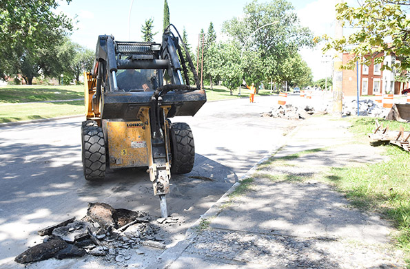 Reparan badén y baches