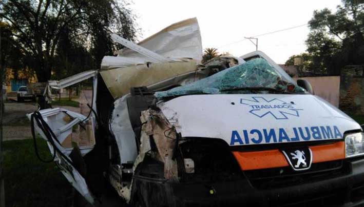 Un muerto al chocar una ambulancia contra un camión sobre la autopista