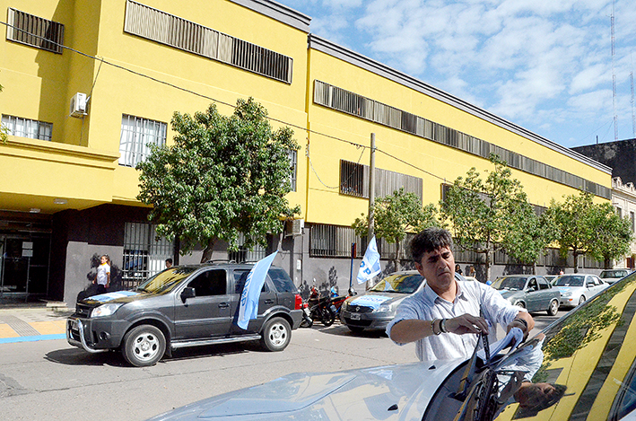 Una caravana recorrió las escuelas locales por mejoras en educación