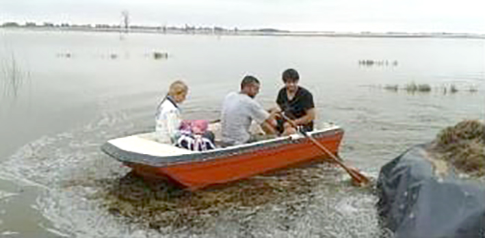 Sin la ruta 12, va en bote para llegar a dar clases