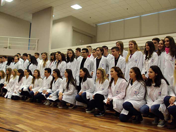 Con la ceremonia de los guardapolvos arrancó el segundo año de Medicina