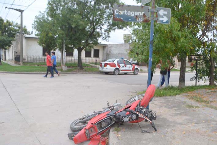 Joven motociclista en terapia tras chocar con una pick up