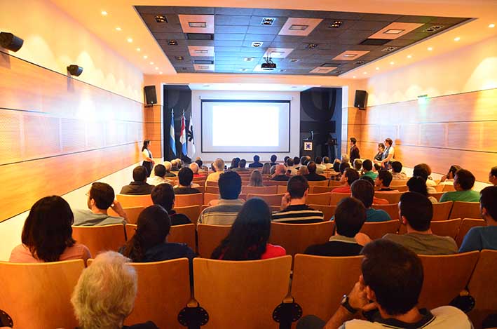 Se inauguró el renovado auditorio en medio de anuncios importantes