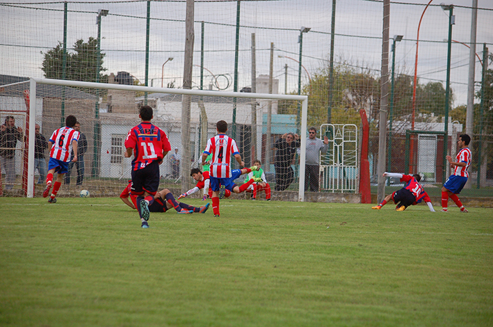 San Lorenzo aguantó con nueve y conquistó su “santo” milagro