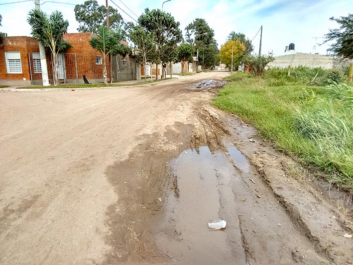 Una calle destruida “de punta a punta”