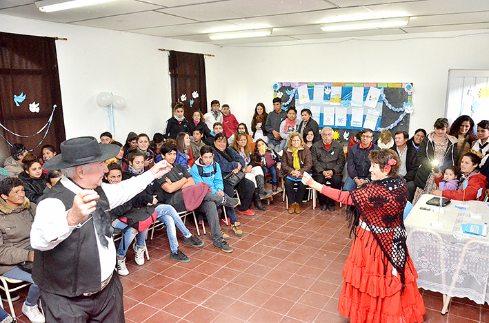 Docentes y alumnos honraron la gesta de Mayo