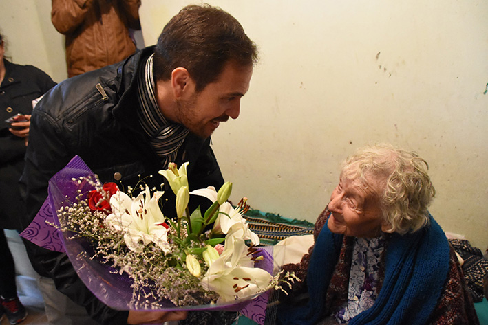 Mauricia cumplió 105 años y el intendente la visitó con regalos