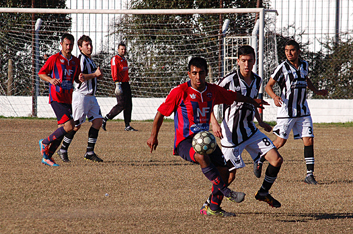 Ganó Universitario y goleó San Lorenzo