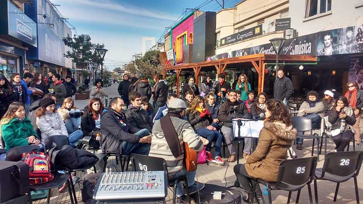 Clase pública en la Peatonal