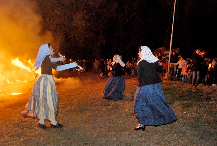 Iluminados por el fuego