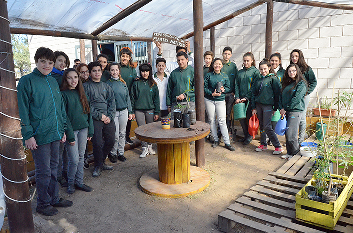 Alumnos presentan su botánico