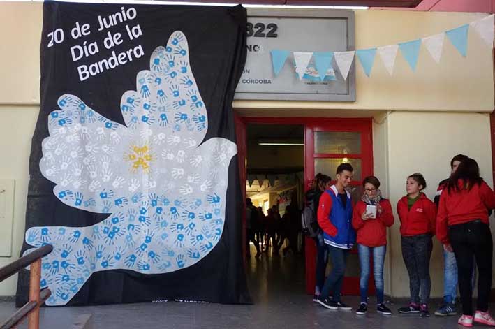 Decenas de banderas para celebrar su día