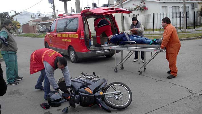 Un motociclista y una peatona terminaron en el Hospital