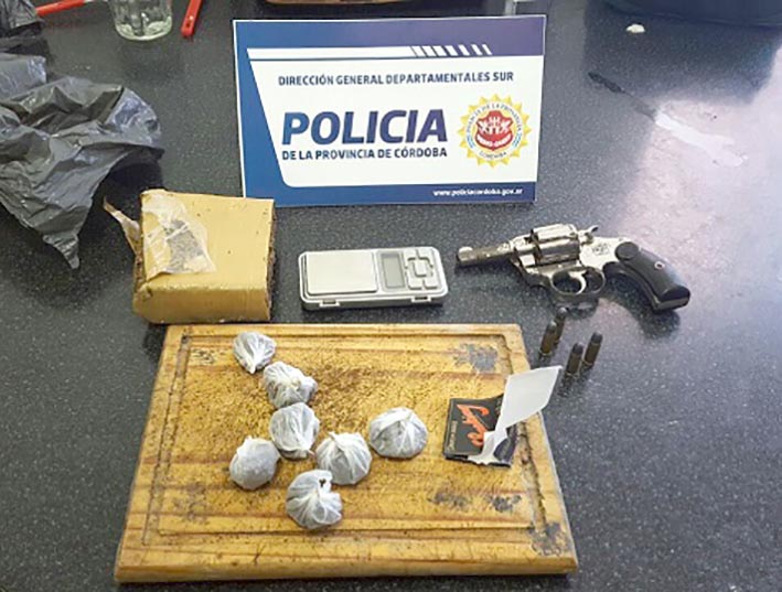 Un combo: droga, arma de fuego y objetos robados