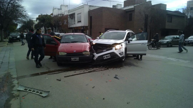 Embistieron a un peatón ciego y lo abandonaron en la calle