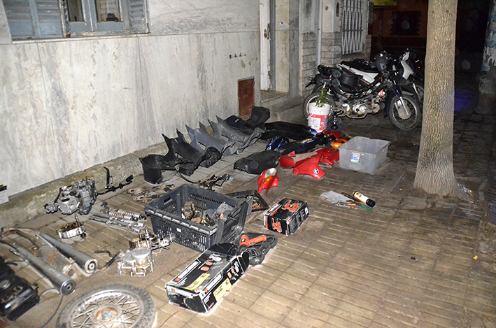 En el patio tenían de todo: bicicletas y motos robadas, también desarmadas