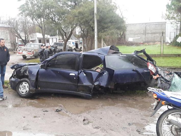 Dos muertos y un herido grave al chocar un auto contra un árbol