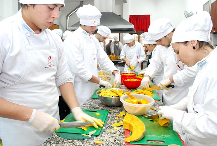 Ya se están preparando los cinco mil kilos  de ingredientes para el locro del domingo