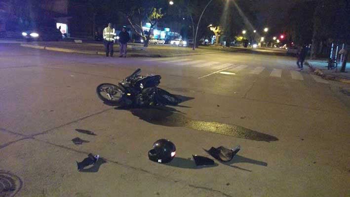 Murió un motociclista al chocar contra un auto en bulevar Italia