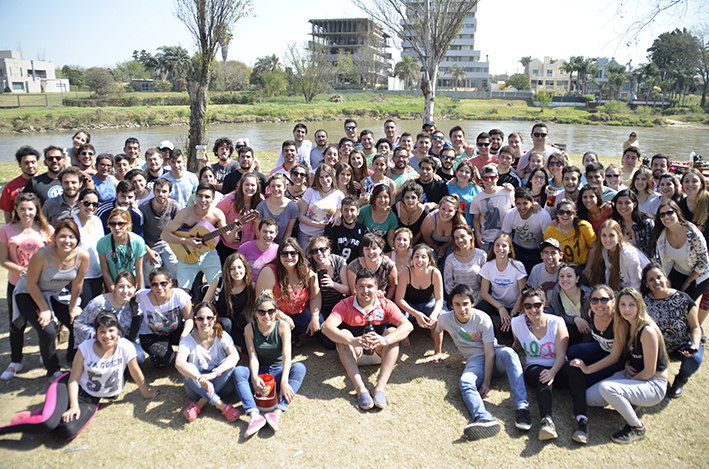 Estudiantes universitarios y terciarios coparon la costanera