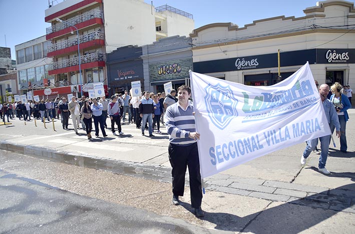 Una ruidosa protesta de los bancarios