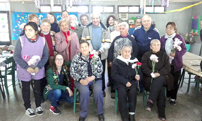 Festejo e intercambio cultural para los abuelos del Hogar de Día