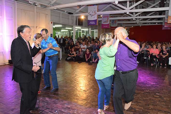 Los vecinos vibraron al ritmo del tango y la milonga se apoderó de la noche