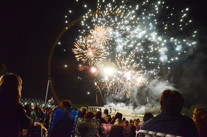 Una multitud disfrutó anoche del show de fuegos artificiales