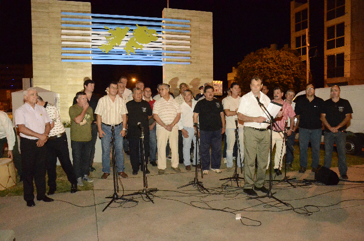 Se realizó la vigilia en el monumento a los caídos