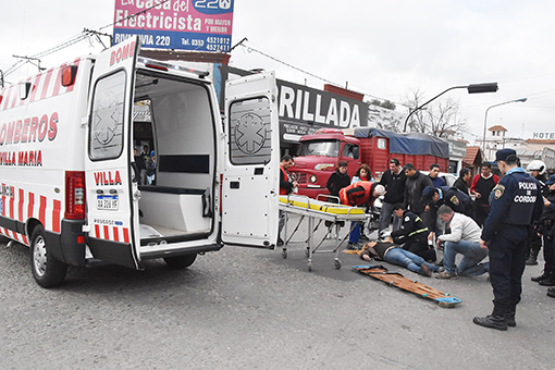 Una mujer se desvaneció y cayó en el peligroso cruce de la Terminal