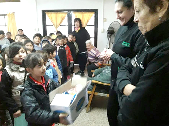 Alumnos visitaron a abuelos del Hogar de Día