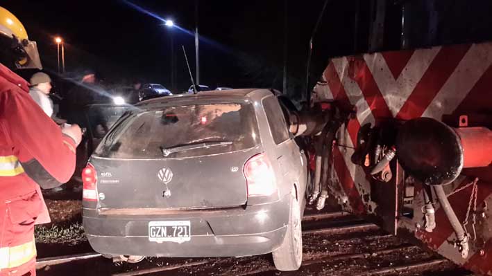 El tren chocó a un auto en el paso a nivel norte de Dalmacio