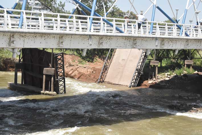 Empezaron a modificar el cauce para reconstruir el viejo puente