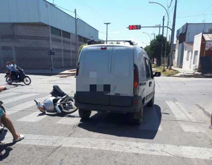 Dos motociclistas heridos y un joven lesionado en un vuelco