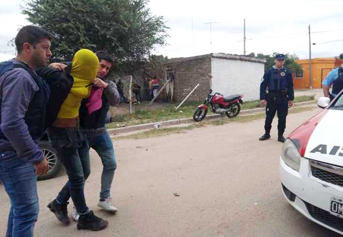 Balearon a un vecino para robarle la moto