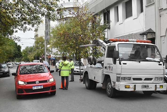 Plantean bajar el límite de velocidad máxima y pasar calles a mano única