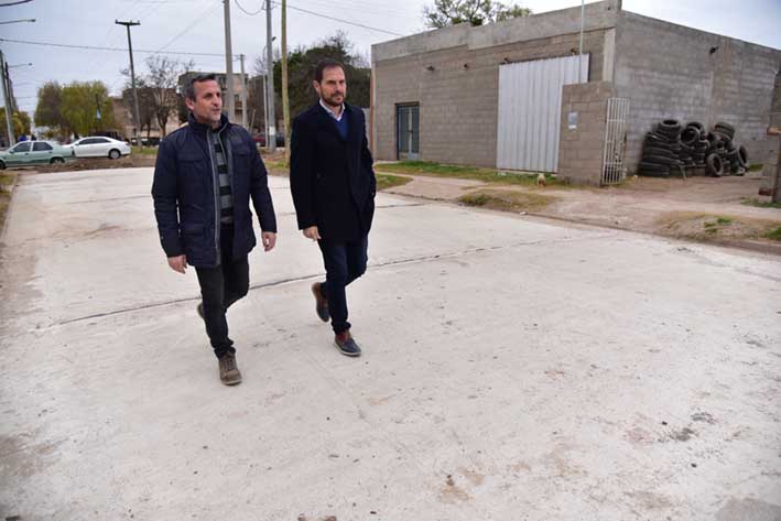 Ya está casi toda pavimentada la calle Paraguay en barrio Los Olmos