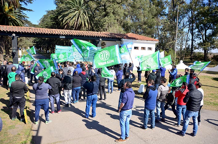 Mercado: “Vienen más despidos y no van a parar hasta el cierre”